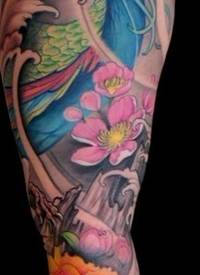 手臂彩色孔雀樱花纹身图案