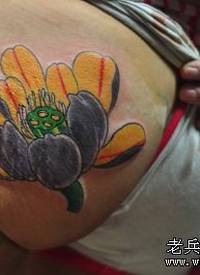 美女臀部的一款彩色莲花荷花纹身图案