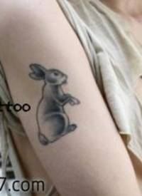 手臂可爱小兔子纹身图案