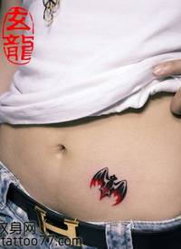 另类经典的的腹部蝙蝠纹身图案