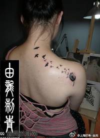 时尚时尚的蒲公英小鸟纹身图案