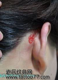 美女耳部经典的火焰纹身图案