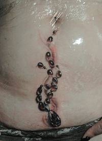 女孩子腹部一款钻石吊链纹身图案