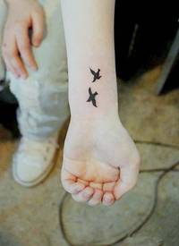 手臂精美时尚的小鸟纹身图案