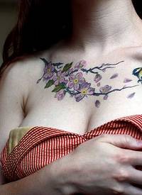 女生前胸花卉与小鸟纹身图案