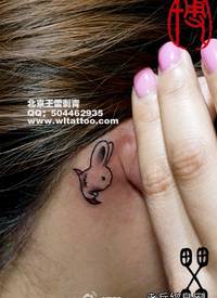 美女耳部可爱的小兔子纹身图案