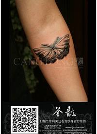 手臂潮流时尚的蕾丝蝴蝶纹身图案