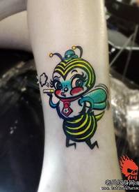 腿部可爱潮流的小蜜蜂纹身图案