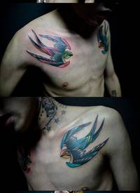 男生前胸潮流经典的小燕子纹身图案