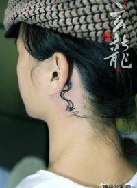 女生耳部潮流经典的一款恶魔尾巴纹身图案