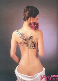 美背唯美彩绘梅花纹身图片