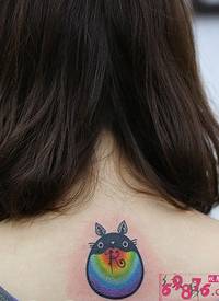 女生后颈彩色龙猫纹身图片
