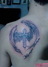 十字架配翅膀肩部英文纹身图片