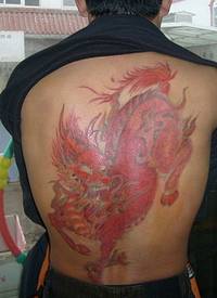 超霸气男生背后红麒麟纹身图案