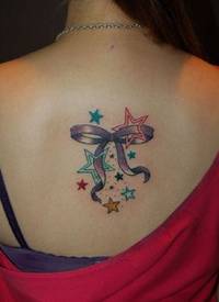 女孩后背蝴蝶结和小星星纹身图片