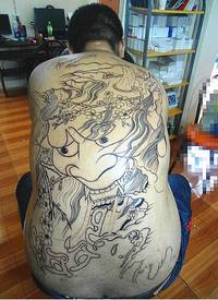 男生后背全裸霸气狮子头纹身图案欣赏图片