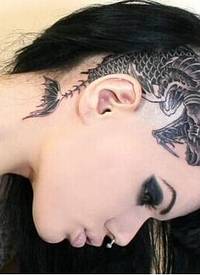 女生头部超个性食人鱼纹身图案