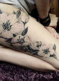 女生腿部漂亮黑白梅花纹身