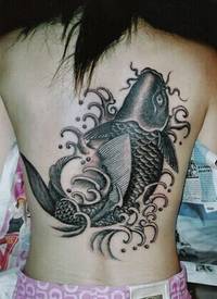 性感女生背部唯美黑白鲤鱼戏水图纹身