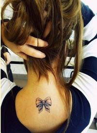 女生背部蝴蝶结纹身图片欣赏图片