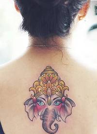 时尚女生背部个性小象神纹身