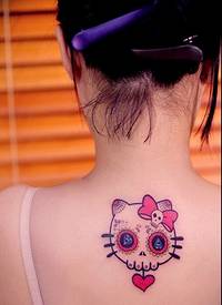 女生背部时尚好看的卡通猫咪纹身