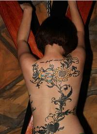 时尚女生背部唯美好看的植物花藤纹身图片