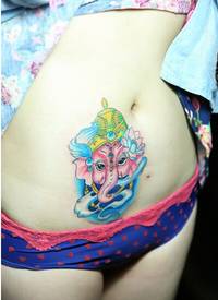 美女腹部疤痕遮盖可爱好看的象神纹身图片