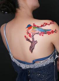 时尚女生后背时尚好看的梅花鸟纹身图图片