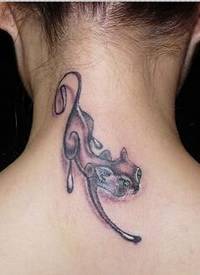 女生后脖子上可爱好看的卡通小猫纹身图片