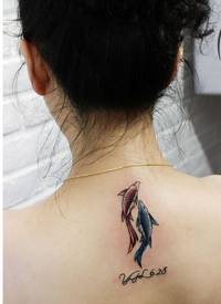 美女颈部可爱好看的彩色小鲤鱼纹身图图片