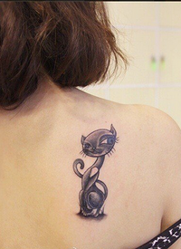 女生背部精美好看的黑白猫咪纹身图案