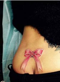 性感女生臀部唯美好看的蝴蝶结纹身图