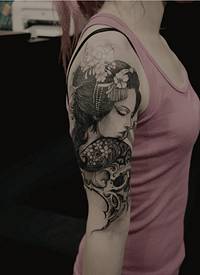 美女大臂黑白好看的艺妓纹身图片