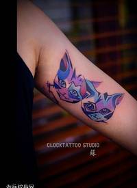 手臂内侧彩色星空猫咪纹身图案