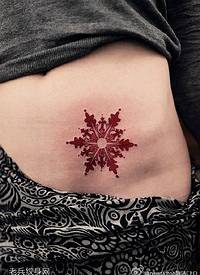 赤红色腰部美丽灵动雪花纹身图案