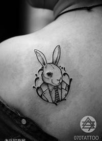 背部卡通兔子纹身图片