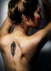 女生背部唯美漂亮的羽毛纹身