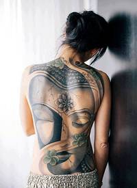 美女背部个性的佛纹身