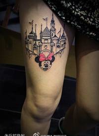 腿部个性米奇城堡纹身图案