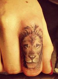 手指上小小的狮子头像纹身