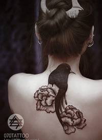 女子背部全黑牡丹花乌鸦纹身图案