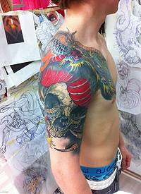 意大利纹身师 Daniele Trabucco 的半甲龙纹身