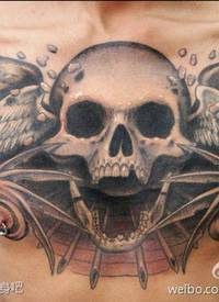 胸口一款恐怖的骷髅纹身图案