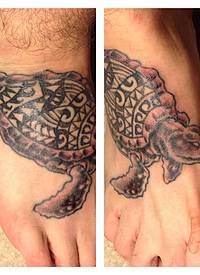 脚背上一只凶猛的鳄龟纹身图案