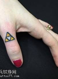 手指上的三角纹身图案