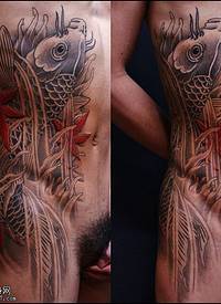 侧腹的锦鲤鱼纹身图案