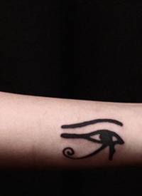 手臂上神秘的荷鲁斯之眼纹身图案