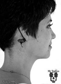 耳朵下的一片叶子纹身图案