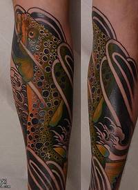 腿部彩绘的鱼纹身图案